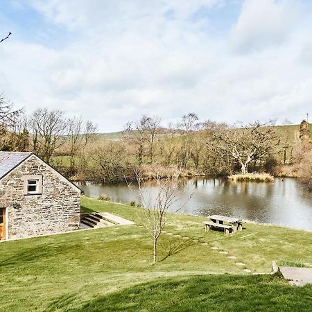 Penuwch Boathouse- Lakeside Rural Cottage Ideal For Families With Indoor Heated Pool คาร์มาเทน ภายนอก รูปภาพ