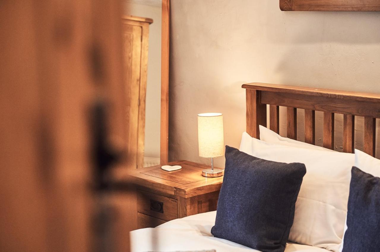 Penuwch Boathouse- Lakeside Rural Cottage Ideal For Families With Indoor Heated Pool คาร์มาเทน ภายนอก รูปภาพ