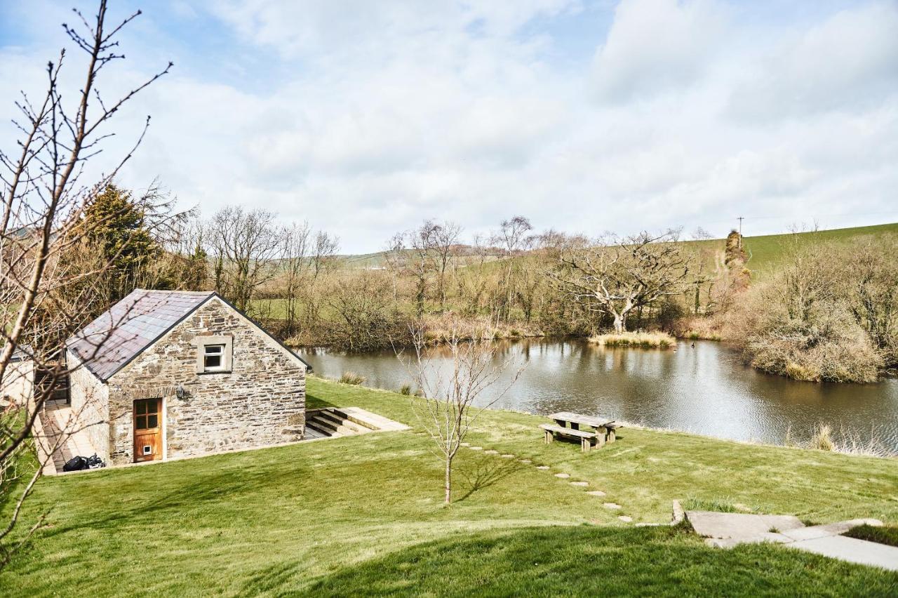 Penuwch Boathouse- Lakeside Rural Cottage Ideal For Families With Indoor Heated Pool คาร์มาเทน ภายนอก รูปภาพ
