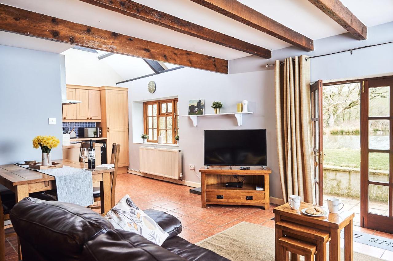Penuwch Boathouse- Lakeside Rural Cottage Ideal For Families With Indoor Heated Pool คาร์มาเทน ภายนอก รูปภาพ