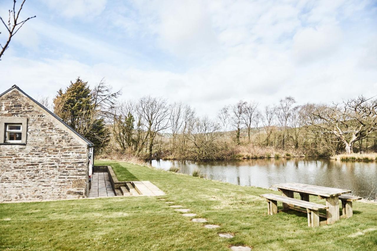 Penuwch Boathouse- Lakeside Rural Cottage Ideal For Families With Indoor Heated Pool คาร์มาเทน ภายนอก รูปภาพ