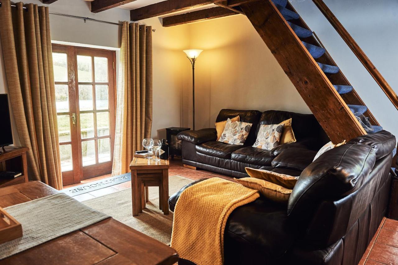 Penuwch Boathouse- Lakeside Rural Cottage Ideal For Families With Indoor Heated Pool คาร์มาเทน ภายนอก รูปภาพ