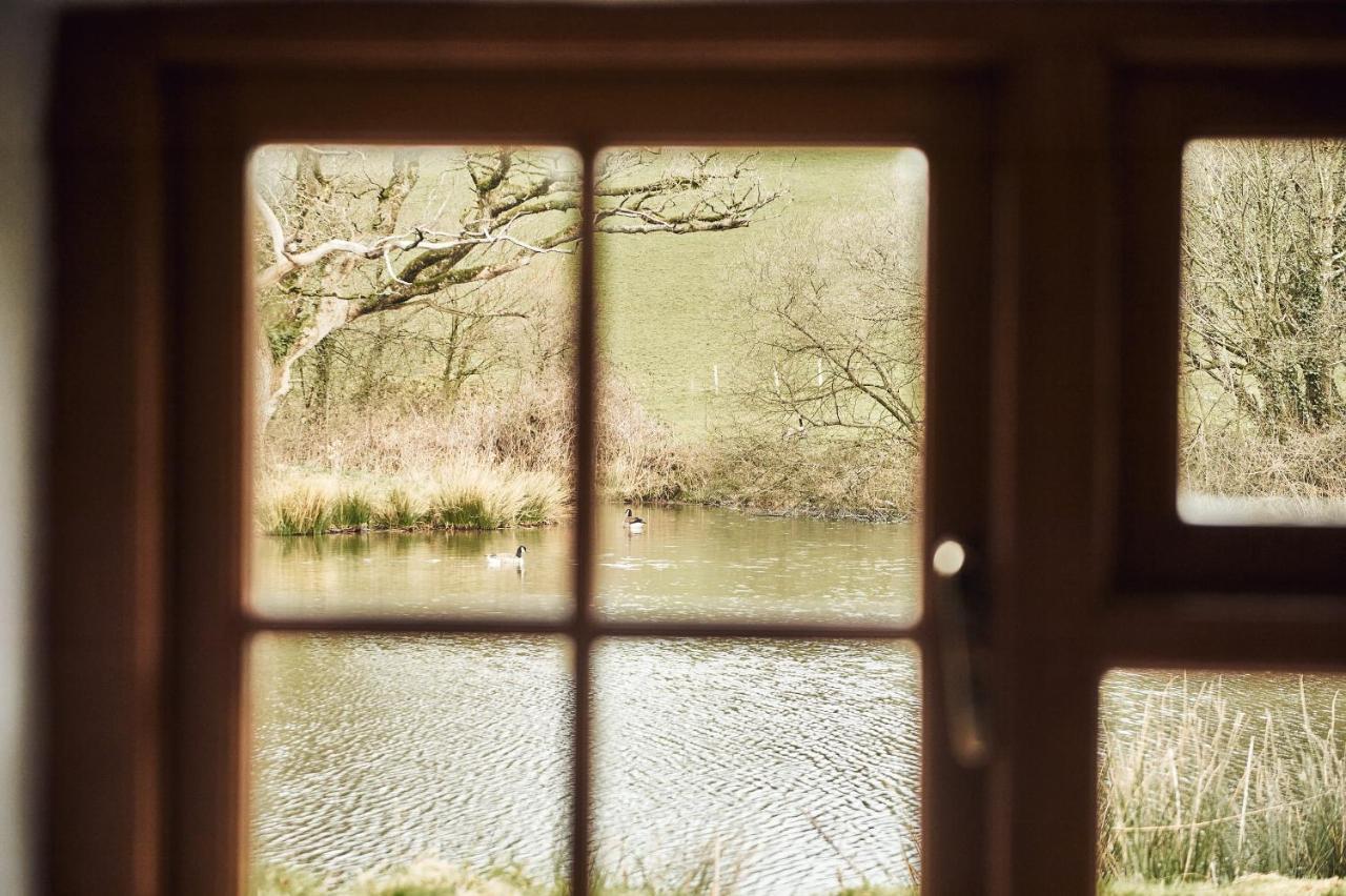 Penuwch Boathouse- Lakeside Rural Cottage Ideal For Families With Indoor Heated Pool คาร์มาเทน ภายนอก รูปภาพ